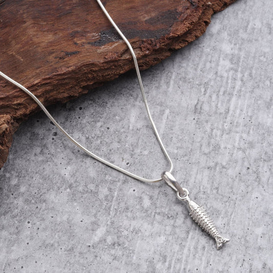 Sterling Silver 92.5 Fashionable Fish Chain Pendant with figaro Chain 18 Inches for women by Akshat Sapphire PSF7337