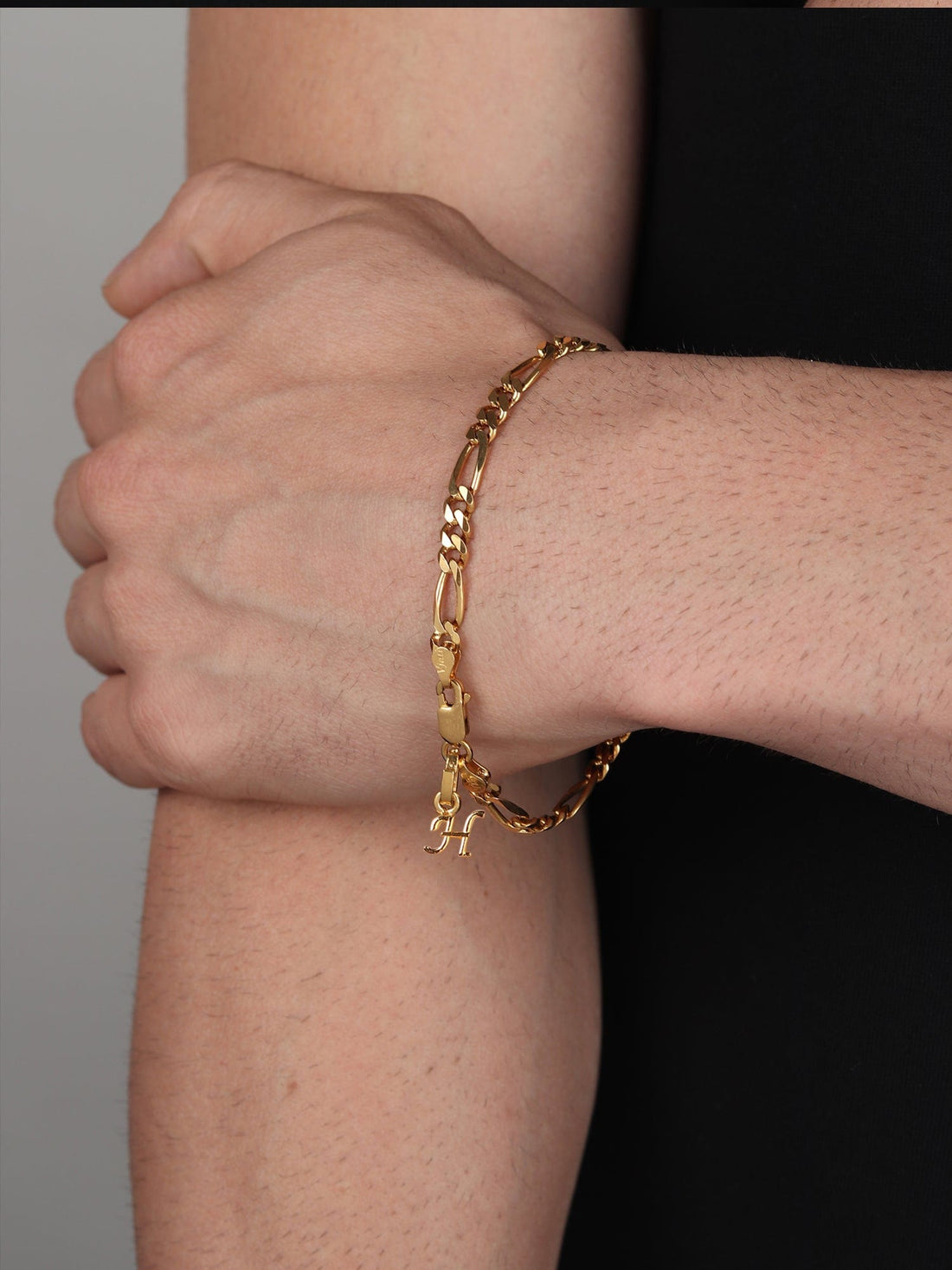 22CT Gold Plated Silver 92.5 Purity Figaro Bracelet with Alphabet H for Men by Akshat Sapphire Gold_BRMFKD_H