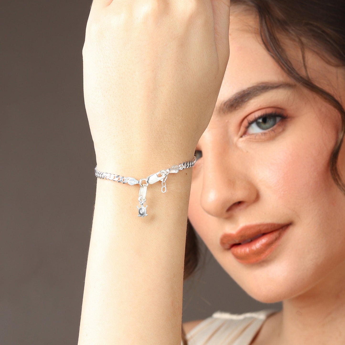 Akshat Sapphire 92.5% pure Sterling Silver Curb Designer Bracelet with fashionable Tortoise for Girls and Women