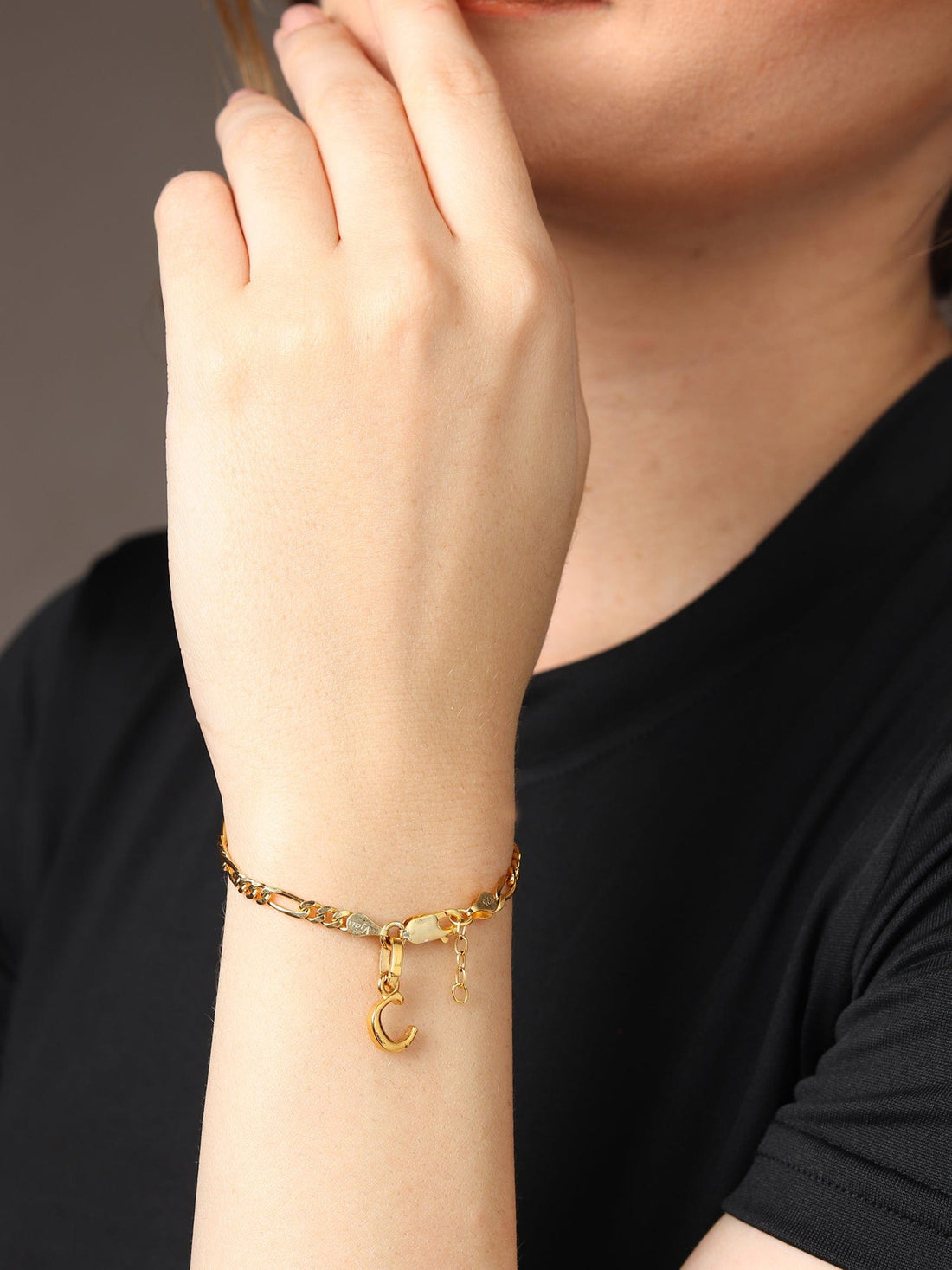 22CT Gold Plated Silver 92.5 Purity Figaro Bracelet with Alphabet C for Women by Akshat Sapphire Gold_BRWFKD_C