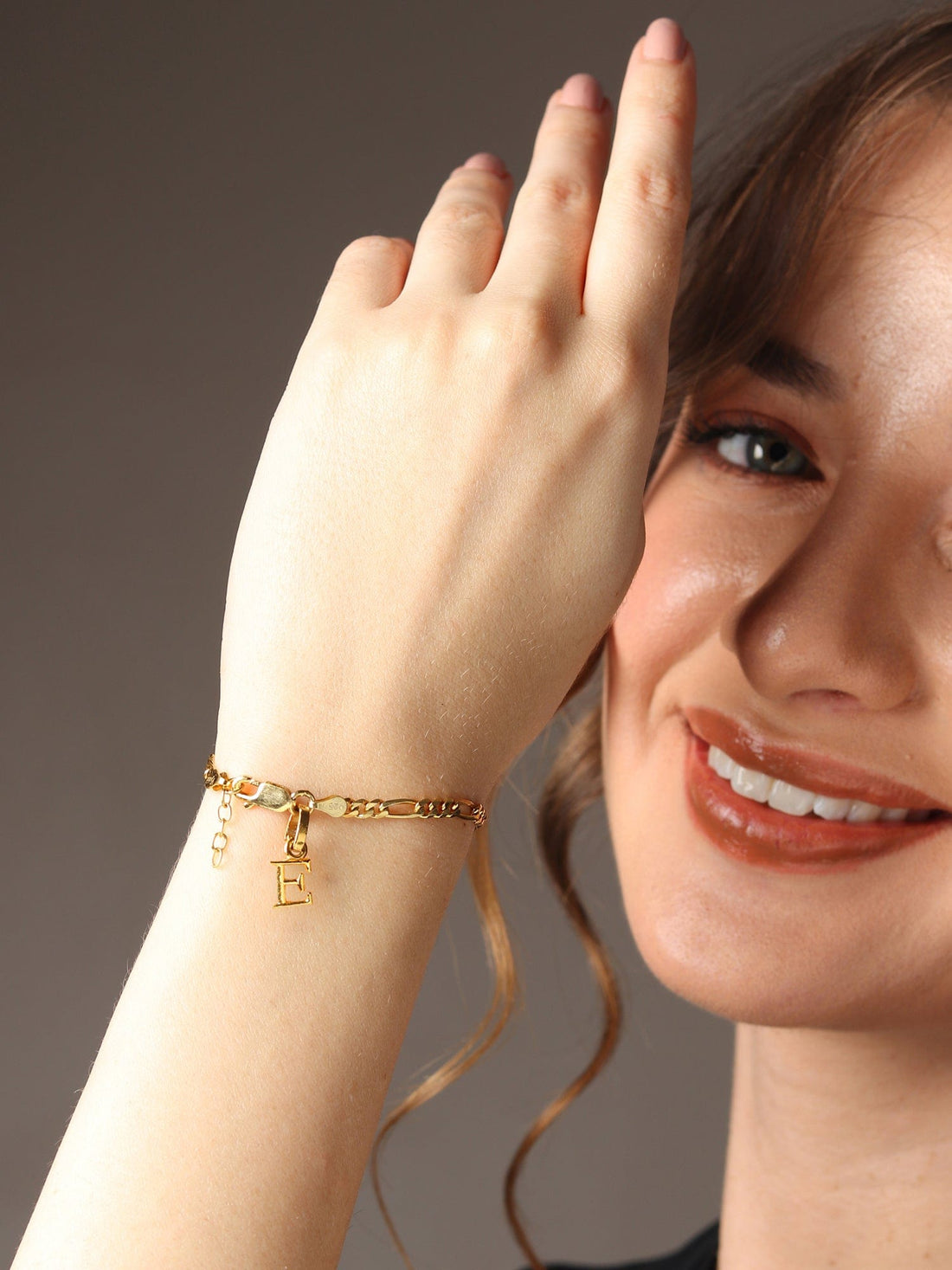 22CT Gold Plated Silver 92.5 Purity Figaro Bracelet with Alphabet E for Women by Akshat Sapphire Gold_BRWFKD_E