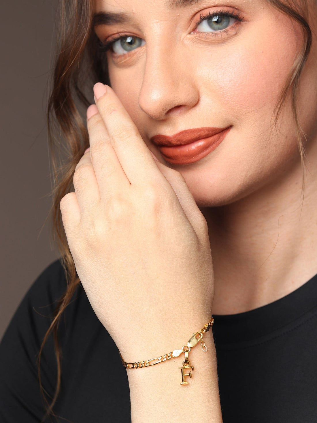 22CT Gold Plated Silver 92.5 Purity Figaro Bracelet with Alphabet F for Women by Akshat Sapphire Gold_BRWFKD_F
