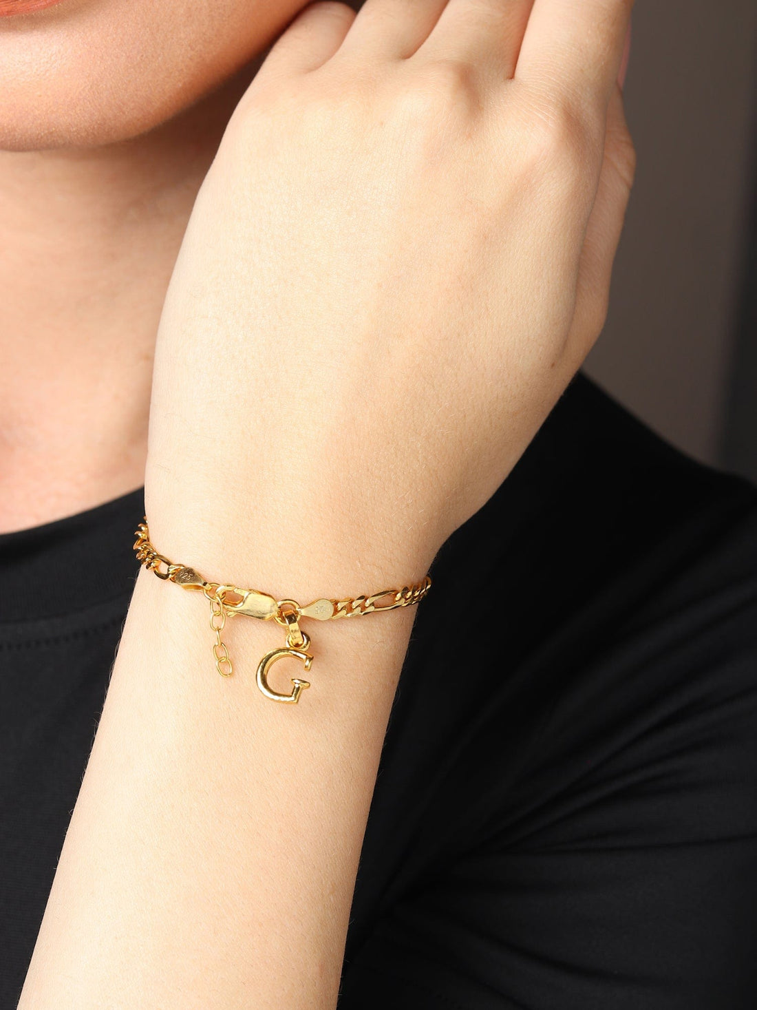 22CT Gold Plated Silver 92.5 Purity Figaro Bracelet with Alphabet G for Women by Akshat Sapphire Gold_BRWFKD_G