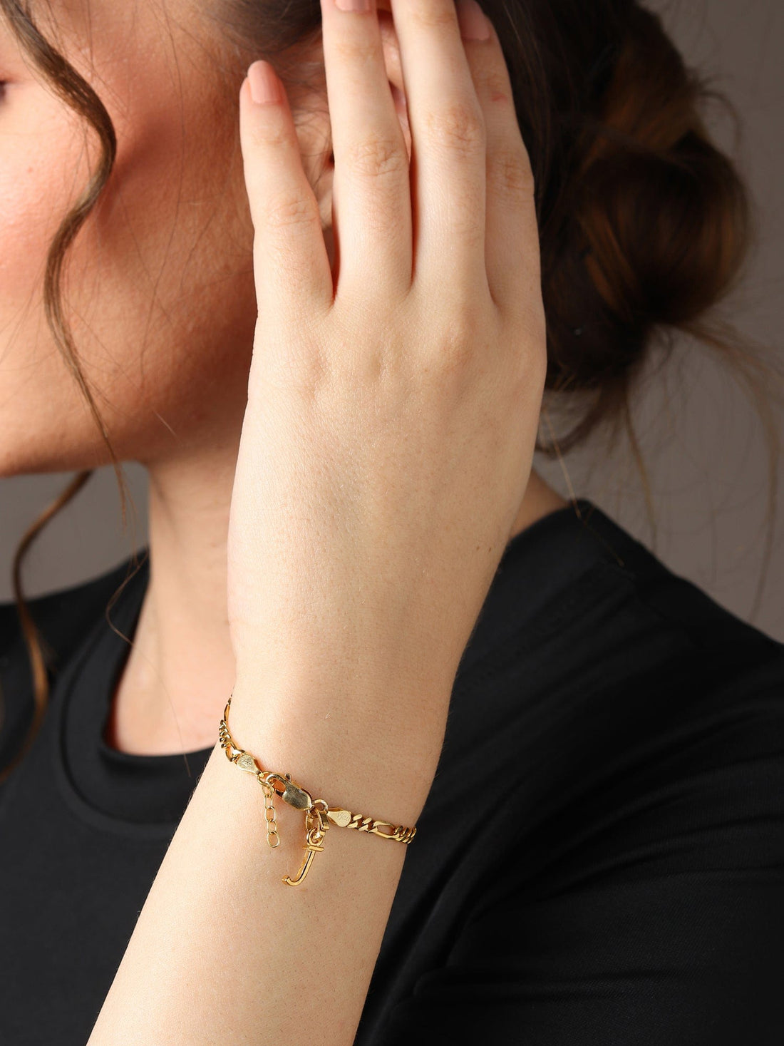 22CT Gold Plated Silver 92.5 Purity Figaro Bracelet with Alphabet J for Women by Akshat Sapphire Gold_BRWFKD_J