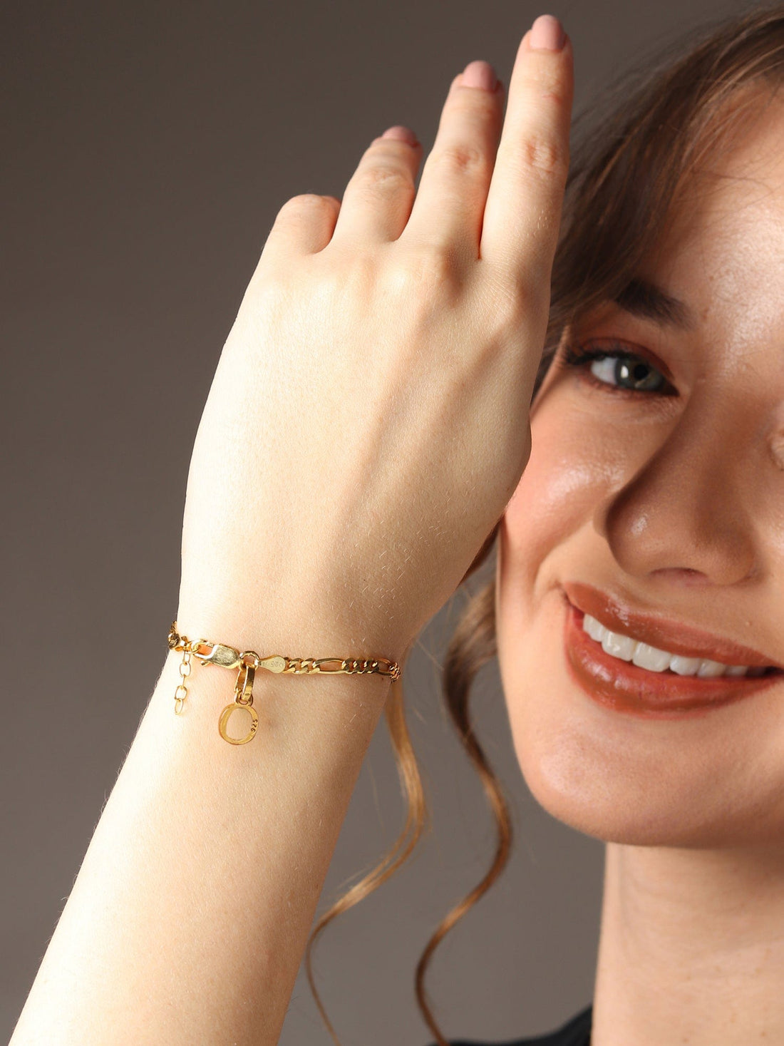 22CT Gold Plated Silver 92.5 Purity Figaro Bracelet with Alphabet O for Women by Akshat Sapphire Gold_BRWFKD_O