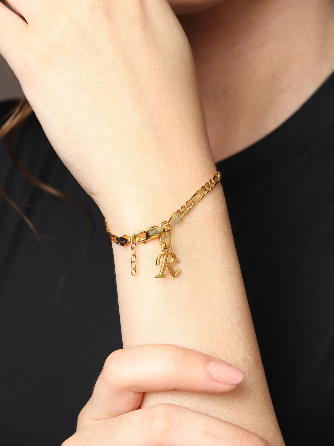 22CT Gold Plated Silver 92.5 Purity Figaro Bracelet with Alphabet R for Women by Akshat Sapphire Gold_BRWFKD_R