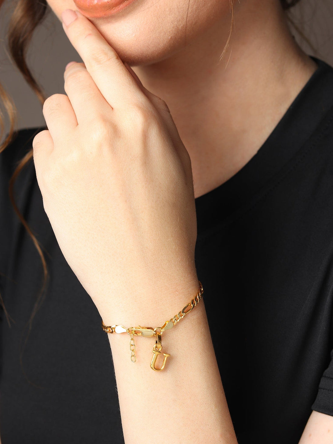 22CT Gold Plated Silver 92.5 Purity Figaro Bracelet with Alphabet U for Women by Akshat Sapphire Gold_BRWFKD_U